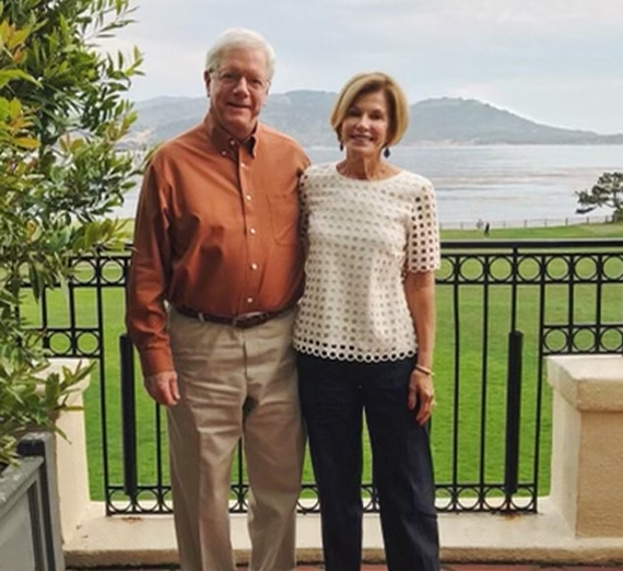 Vista aérea del campus que muestra el College Hall y las agujas de St. Aloysius