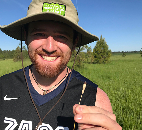 Estudiantes tomando muestras para investigación de laboratorio de un lago del Noroeste.