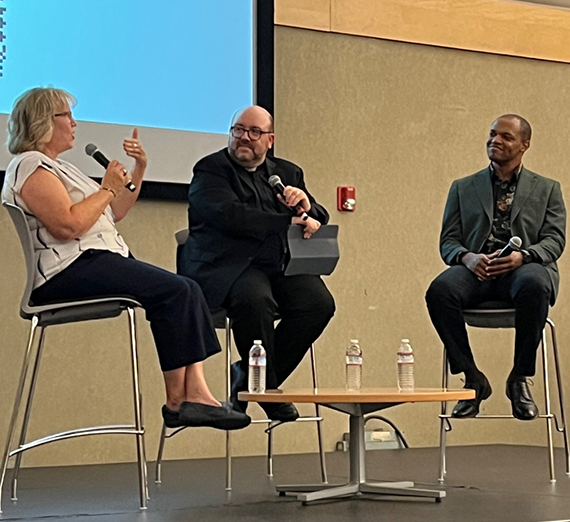 La Junta disfruta un día soleado en la Plaza de San Pedro.