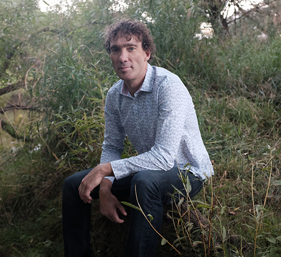 Estudiantes tomando muestras para investigación de laboratorio de un lago del Noroeste.