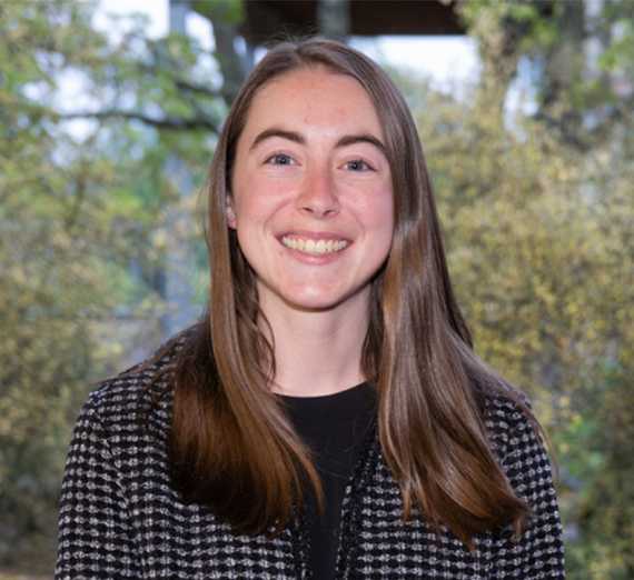 Señal del campus con el logotipo de Gonzaga y el texto Descubre tu propósito